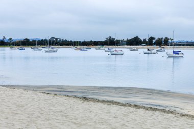 Mission Bay Mariners Havzasında demirli tekne ve yatlar Bulutlu bir yaz sabahı, San Diego, California