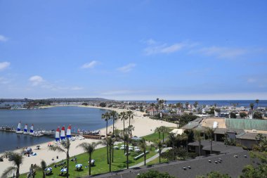 Açık bir yaz sabahı, San Diego, CA 'da Sail Bay ve Santa Clara Point' in kuş bakışı manzarası ve Pasifik Okyanusu kıyısındaki sayısız otel ve tatil kiralama mülkleri.