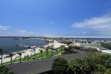 Açık bir yaz sabahı, San Diego, CA 'da Sail Bay ve Santa Clara Point' in kuş bakışı manzarası ve Pasifik Okyanusu kıyısındaki sayısız otel ve tatil kiralama mülkleri.