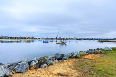 Sabahın erken saatlerinde Mariners Havzası kıyılarında demirli tekneler ve yatlarla San Diego, California 'daki Mariners Point Parkı' ndan görüldü.