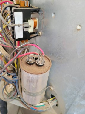 Bir kontaktöre bağlı klima ve ısı pompası elektrik kablosu artı kompresör ve açık hava kondansatörü için çift yönlü kondansatör, kapatın.