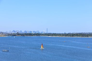 San Diego 'nun uzak bir şehir manzarası Sail Bay' in sakin suları üzerinde açık bir yaz öğleden sonra, San Diego, California; kopyalama alanı