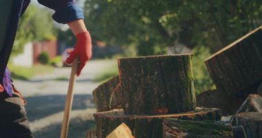 Kış için odun topluyorum. Yetişkin bir adam baltayla odun kesiyor. Ukrayna 'da kış geliyor.