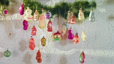 Yeni yıl gecesinde dalda asılı duran eşkenar dörtlü cam top. Noel ağacında eski oyuncaklar. Şenlikli bir gece için yakın plan dekorasyon. Arkaplanda renkli ışıklar yanıp sönüyor.