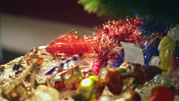 Стеклянный Мяч Ромбами Висящими Ветке Новогоднюю Ночь Винтажные Игрушки Елке — стоковое видео