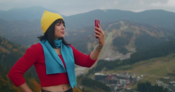 在山上旅行的年轻妇女通过视频链接进行交流 Z代旅行 — 图库视频影像