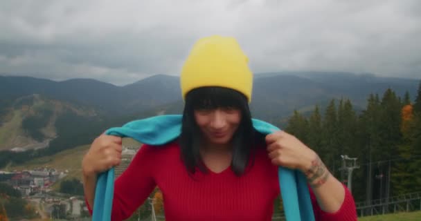 Joven Viajera Las Montañas Pone Ropa Abrigo Clima Frío Otoño — Vídeos de Stock