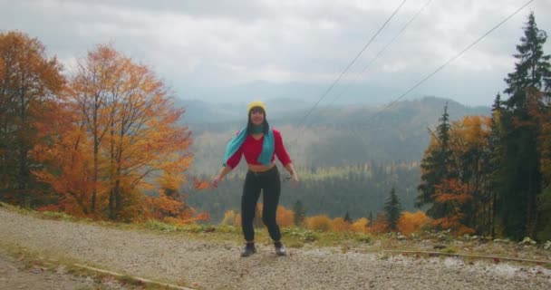 Jovem Viajante Nas Montanhas Apreciando Clima Fresco Outono Brincando Outono — Vídeo de Stock