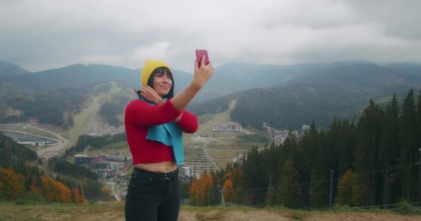 Camera Volgt Een Vrouw Een Reis Avontuur Jonge Vrolijke Reiziger — Stockvideo