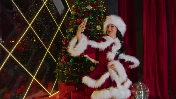 Donna Felice Signora Babbo Natale Che Parla Telefono Nel Suo — Video Stock