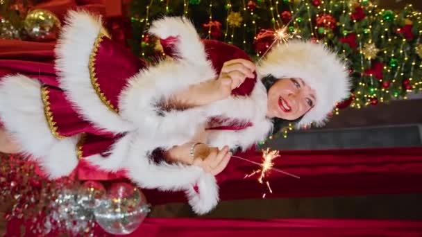 Happy Woman Mrs Santa Talking Phone Her Christmas Office Holidays — Stock Video
