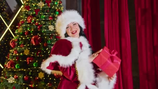 Gelukkige Vrouw Mevrouw Santa Verheugt Zich Met Een Geschenk Achtergrond — Stockvideo