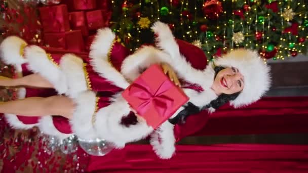 Gelukkige Vrouw Mrs Santa Aan Telefoon Haar Kerstkantoor Vakantie Quarantaine — Stockvideo