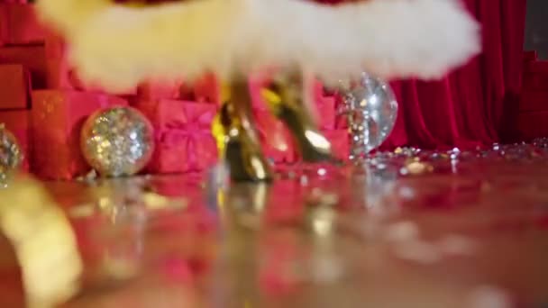 Nogi Kobiety Złotych Butach Świąteczna Sukienka Tle Choinki — Wideo stockowe