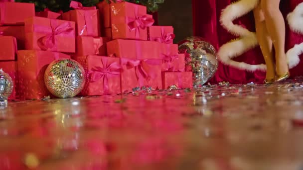 Beine Einer Frau Goldenen Schuhen Und Einem Weihnachtskleid Auf Dem — Stockvideo
