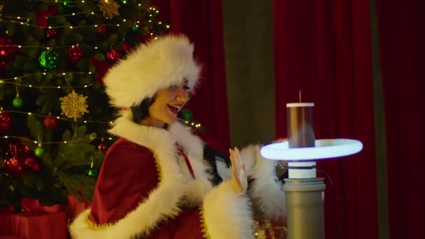 Femeie Fericită Costum Moș Crăciun Joacă Tuburi Neon Lângă Bobina — Videoclip de stoc