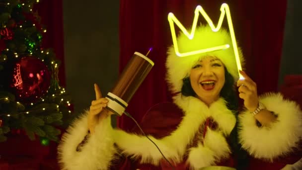 Noel Baba Kostümlü Mutlu Kadın Tesla Bobininin Yanındaki Neon Tüplerle — Stok video