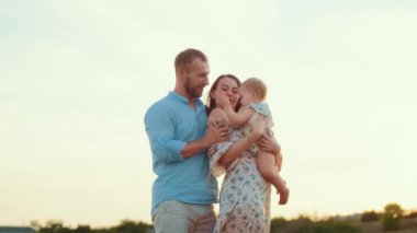 Childs 'ın yaşam tarzı. Sonbahar tarlasında mutlu yıllar. Gün batımında küçük çocuk, çadırda pastayla. Fotoğrafçı doğum günü fotoğrafı çekiyor. Aile ve bebek sevinci