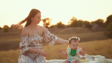 Childs 'ın yaşam tarzı. Sonbahar tarlasında mutlu yıllar. Gün batımında küçük çocuk, çadırda pastayla. Fotoğrafçı doğum günü fotoğrafı çekiyor. Aile ve bebek sevinci