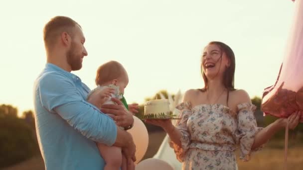 Barns Livsstil Grattis Födelsedagen Höstfältet Vid Solnedgången Liten Unge Tält — Stockvideo