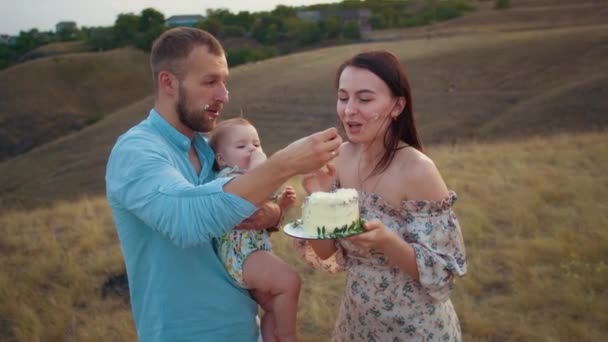 Lycklig Familj Med Barn Firar Första Året Äter Tårta Fält — Stockvideo