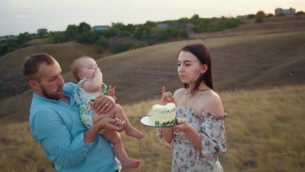 Ευτυχισμένη Οικογένεια Μωρό Γιορτάζουν Πρώτο Έτος Τρώνε Κέικ Στον Τομέα — Αρχείο Βίντεο