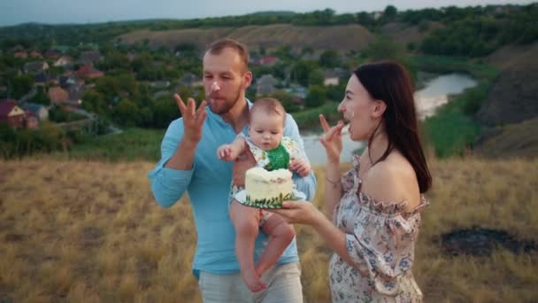 Ευτυχισμένη Οικογένεια Μωρό Γιορτάζουν Πρώτο Έτος Τρώνε Κέικ Στον Τομέα — Αρχείο Βίντεο