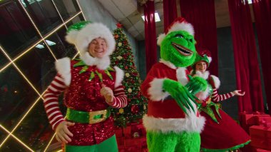 Grinch ve elfler Noel ağacının yanında eğleniyor..