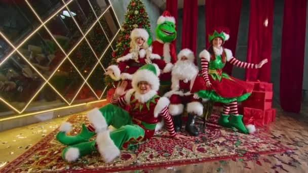 Grinch Elfii Distrează Lângă Pomul Crăciun — Videoclip de stoc