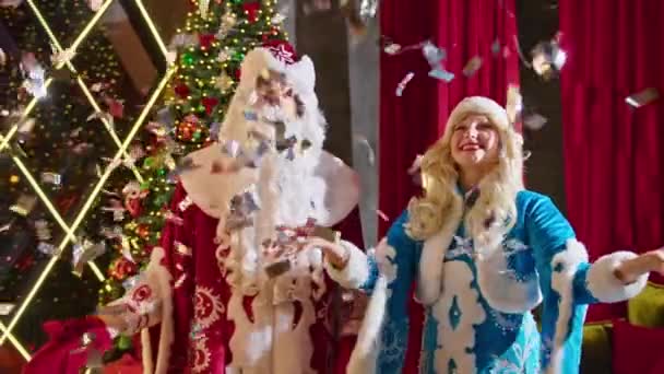Noel Baba Bayan Noel Baba Mutlu Noeller Diliyor Hediyeler Veriyor — Stok video