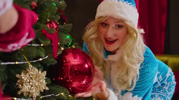 Санта Миссис Санта Желают Счастливого Рождества Дарят Подарки Украшают Елку — стоковое видео
