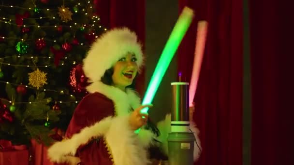 Gelukkige Vrouw Kerstman Kostuum Speelt Met Neon Buizen Buurt Van — Stockvideo