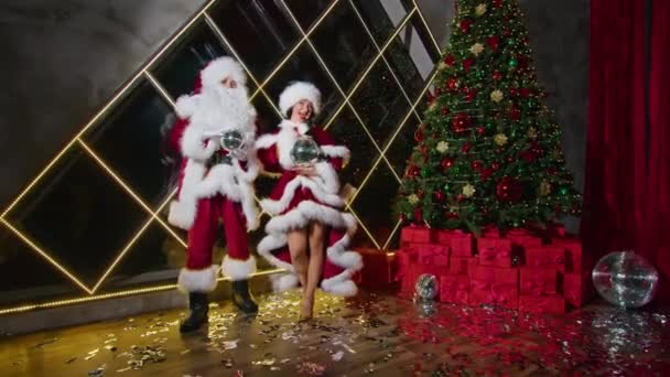 Noel Baba Bayan Noel Baba Mutlu Noeller Diliyor — Stok video