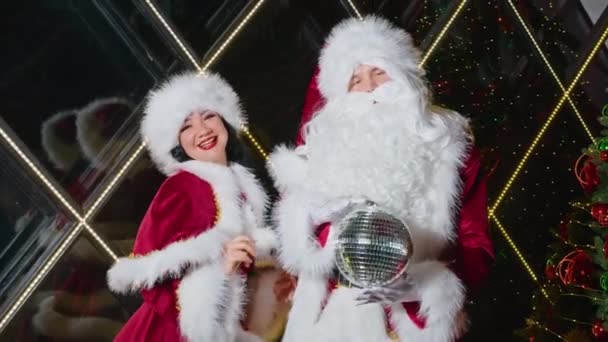 Santa Claus Sra Santa Desean Feliz Navidad — Vídeo de stock
