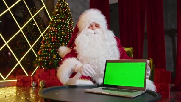 Noel Baba Noel Ağacının Yanında Oturuyor Yeşil Ekranlı Bir Dizüstü — Stok video