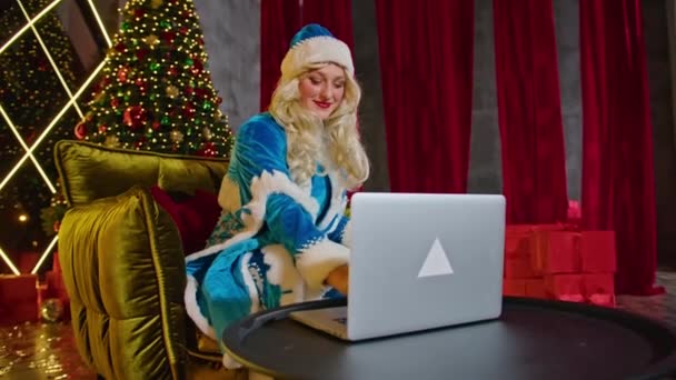 Mrs Santa Wishes You Merry Christmas Typing Laptop Chatting Video — Stock Video