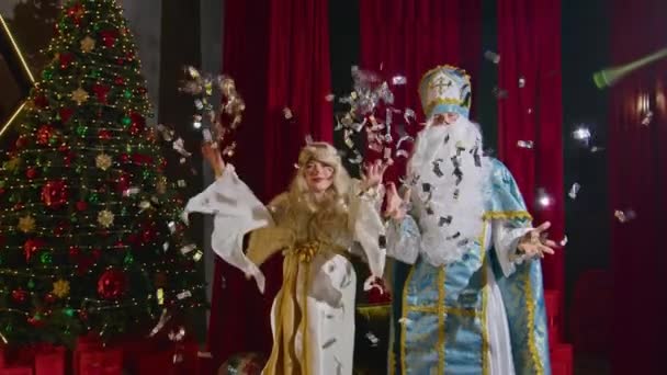 Santa Señora Santa Desean Feliz Navidad Dan Regalos Decoran Árbol — Vídeo de stock
