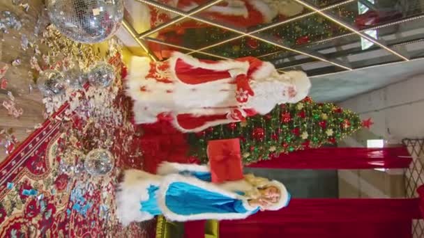 Weihnachtsmann Und Frau Weihnachtsmann Wünschen Frohe Weihnachten Beschenken Und Schmücken — Stockvideo