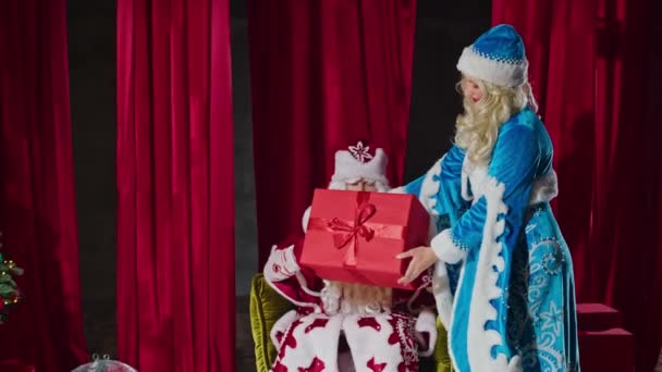 Santa Mrs Santa Wish Merry Christmas Give Gifts Decorate Tree — Stock Video