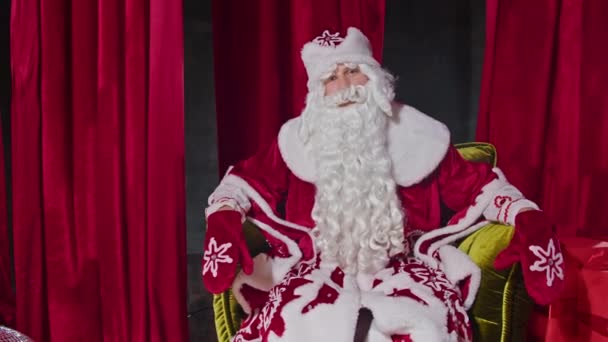 Santa Claus Sra Santa Desean Feliz Navidad — Vídeo de stock