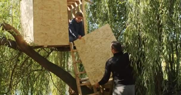 Szczęśliwy Ojciec Syn Zbudować Dom Drzewie Spojrzeć Rysunek Wyciąć Drzewo — Wideo stockowe
