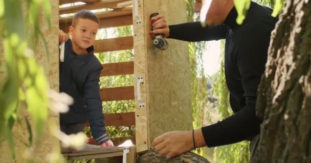 Feliz Padre Hijo Construir Una Casa Árbol Mirar Dibujo Cortar — Vídeos de Stock
