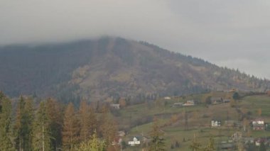 Karpatlar, kölelik, batı Ukrayna, dağlarda zaman kaybı, bulutlar ve sis hızla uçar gider.