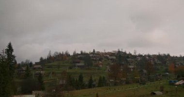 Karpatlar, kölelik, batı Ukrayna, dağlarda zaman kaybı, bulutlar ve sis hızla uçar gider.