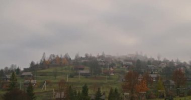 Karpatlar, kölelik, batı Ukrayna, dağlarda zaman kaybı, bulutlar ve sis hızla uçar gider.