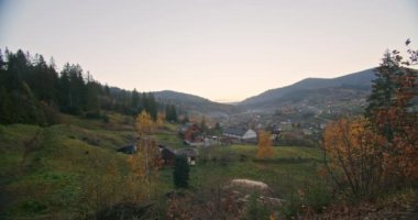Karpatlar, kölelik, batı Ukrayna, dağlarda zaman kaybı, bulutlar ve sis hızla uçar gider.