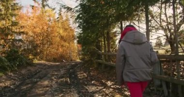 Kamera bir kadını gezide ya da macerada takip eder. Genç neşeli gezgin, macera aramak için telefon ve kamera kullanıyor. Z Jenerasyonu için yeni bir konsept yolculuk.