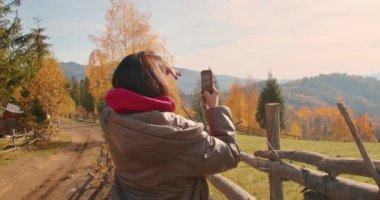 Kamera bir kadını gezide ya da macerada takip eder. Genç neşeli gezgin, macera aramak için telefon ve kamera kullanıyor. Z Jenerasyonu için yeni bir konsept yolculuk.