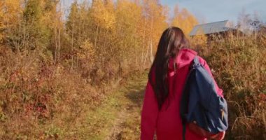 Kamera bir kadını gezide ya da macerada takip eder. Genç neşeli gezgin, macera aramak için telefon ve kamera kullanıyor. Z Jenerasyonu için yeni bir konsept yolculuk.