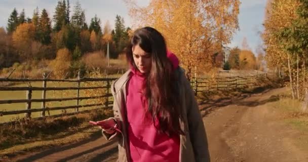 Κάμερα Ακολουθεί Μια Γυναίκα Ένα Ταξίδι Περιπέτεια Νεαρός Χαρούμενος Ταξιδιώτης — Αρχείο Βίντεο